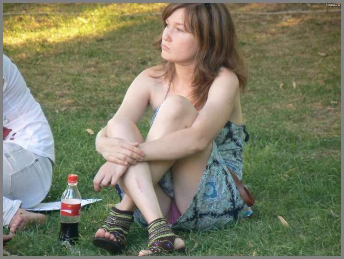 Засветы трусиков гуляющих девах