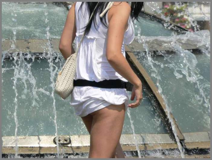 Засветы трусиков гуляющих девах