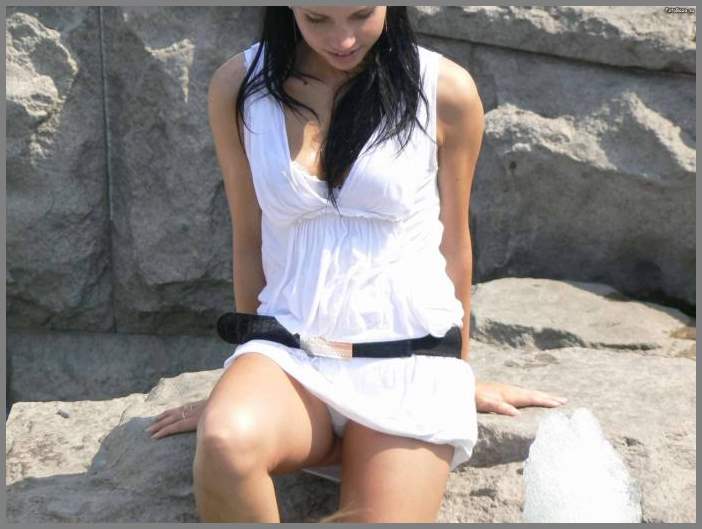 Засветы трусиков гуляющих девах