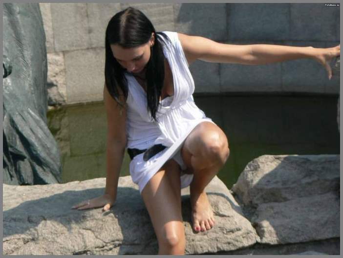 Засветы трусиков гуляющих девах