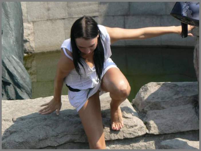 Засветы трусиков гуляющих девах