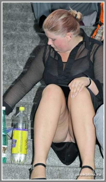 Бедра и задницы под юбками