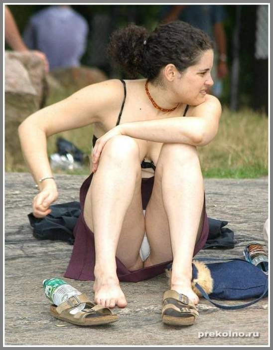 Бедра и задницы под юбками