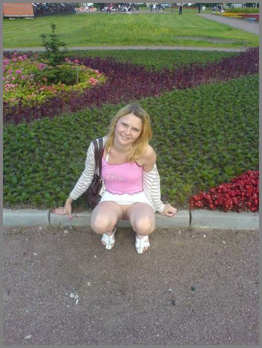 Бесстыжие шмары задирают свои юбки