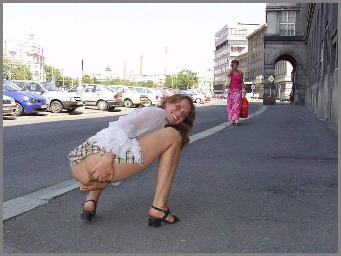 Бесстыжие шмары задирают свои юбки