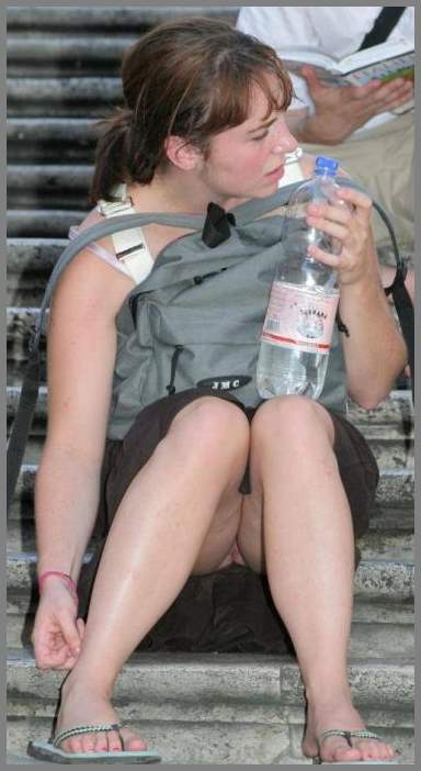 У красивых телок под юбками