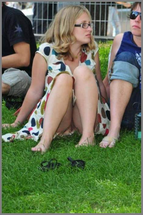 У красивых телок под юбками