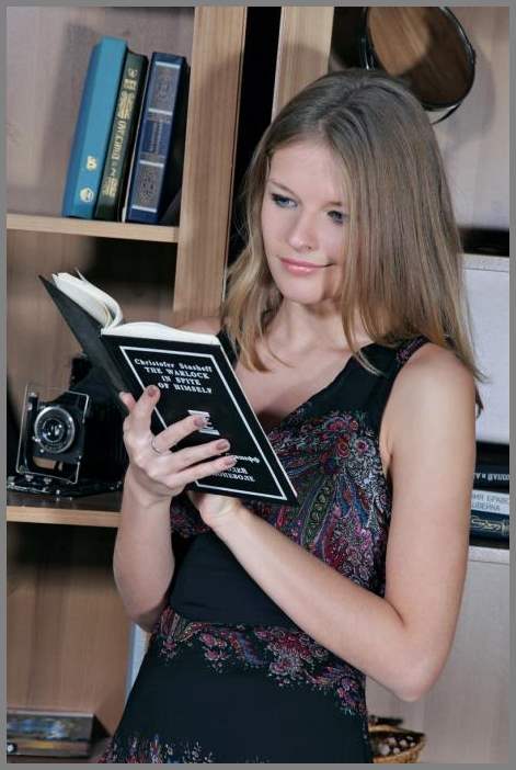 Начиталась камасутры и стала мастурбировать