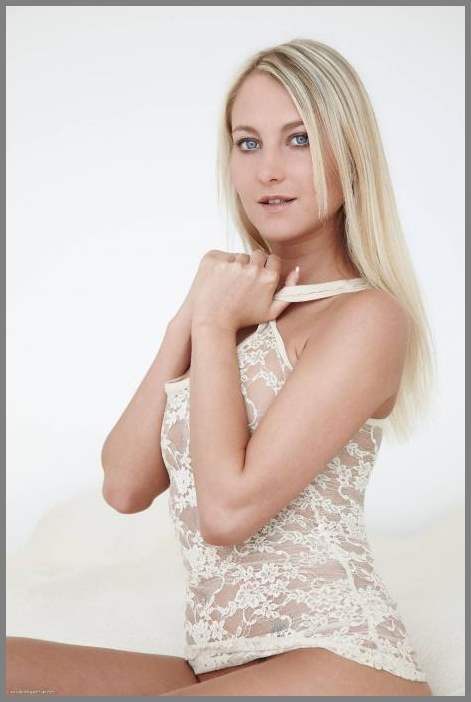 Очаровательная блондинка Zuana Posare