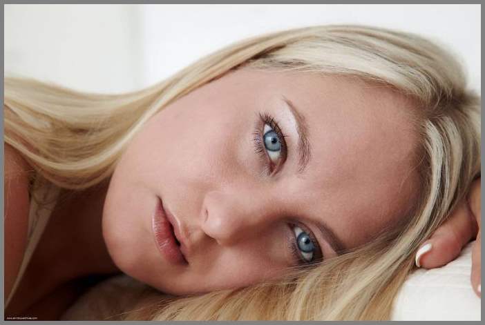 Очаровательная блондинка Zuana Posare