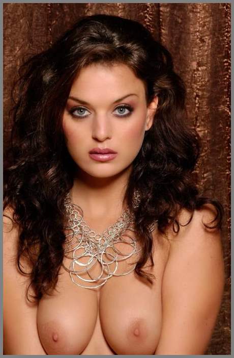 Жгучая брюнетка Sindy Dyk