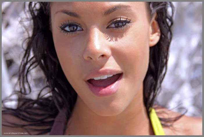 Danica Tronco в мини бикини