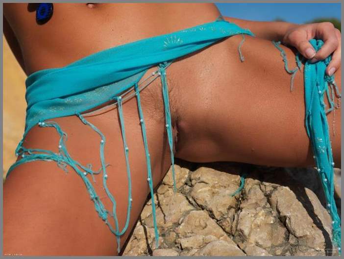 Брюнетка Karima Spiaggia снимается на берегу моря