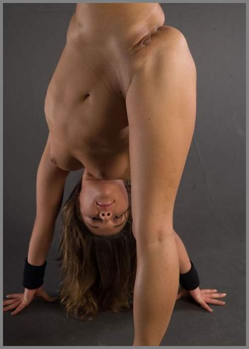 Голая гимнастка села на шпагат