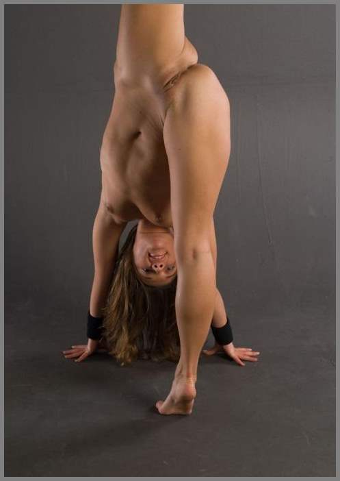 Голая гимнастка села на шпагат