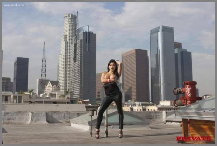 Большая попа Aletta Ocean на крыше небоскреба