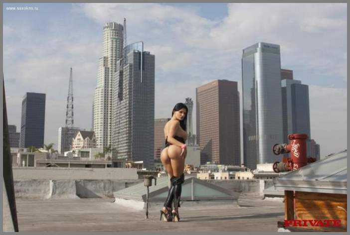 Большая попа Aletta Ocean на крыше небоскреба