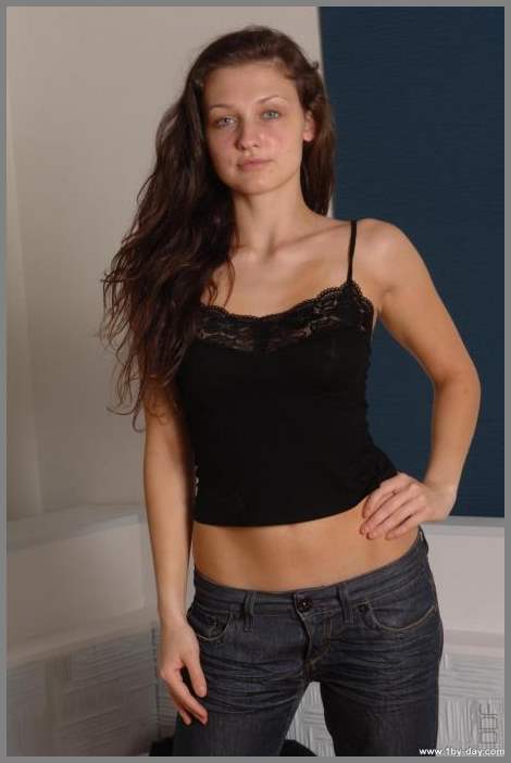 Алетта Оушен позирует в джинсах