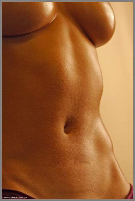 Рыжеволосая Nathaly Azahar намазанная маслом