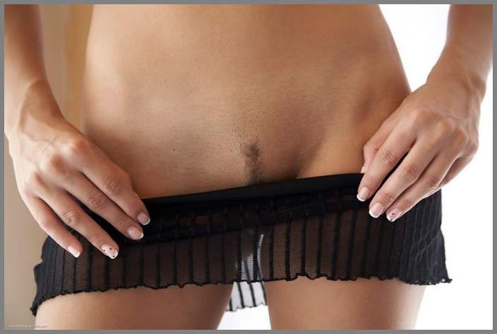 Donna Tendaggio сексапильная брюнеточка в короткой юбочке