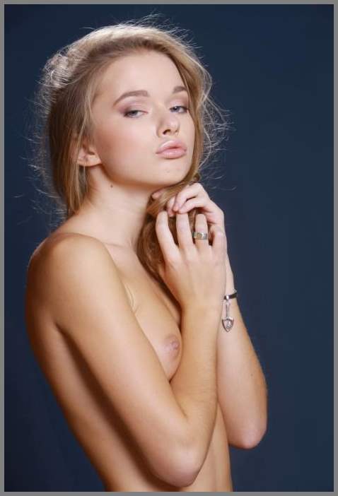 Молодая и привлекательная любит пофотографироваться