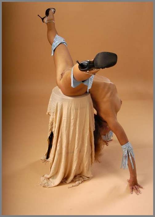 Фотосессия очень гибкой девушки, наверно она гимнастка