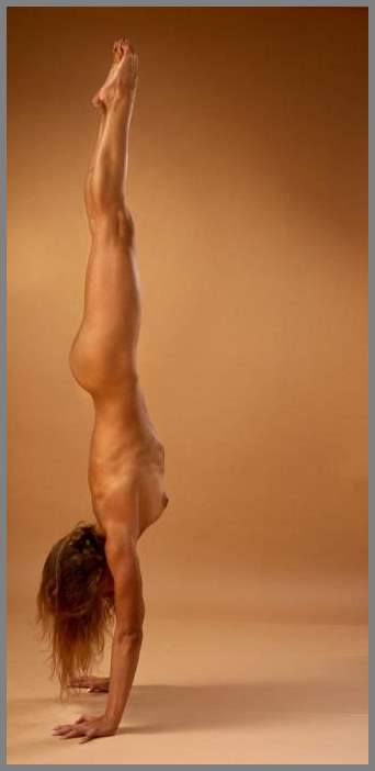 Фотосессия очень гибкой девушки, наверно она гимнастка