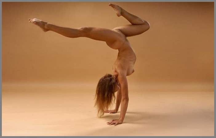 Фотосессия очень гибкой девушки, наверно она гимнастка