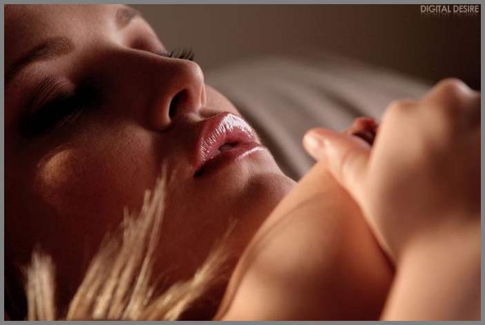 Alexis Texas - еще один фотосет знойной блондинки с красивыми буферами