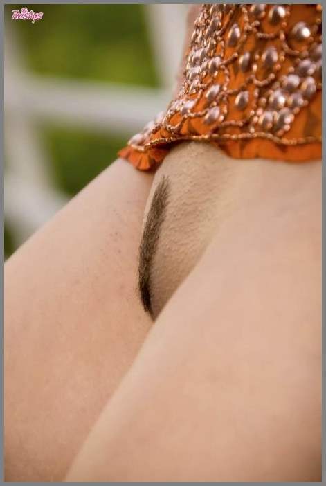 Sunny Leone с ее аппетитной упругой попкой позирует перед фотографом. Шикарная длинноногая брюнетка