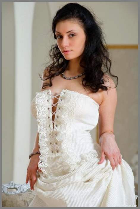 Привлекательная брюнетка