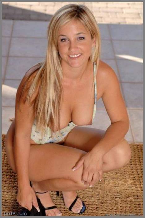 Радует обнаженными дойками и ягодицами на улице