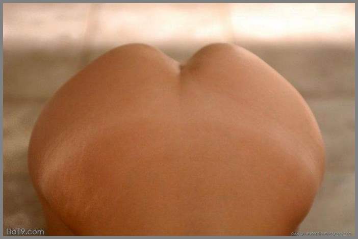 Радует обнаженными дойками и ягодицами на улице