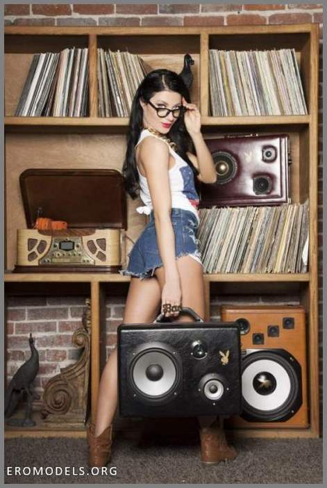 Сексапильная брюнетка