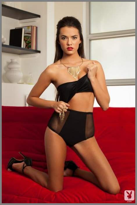 Страстная брюнетка