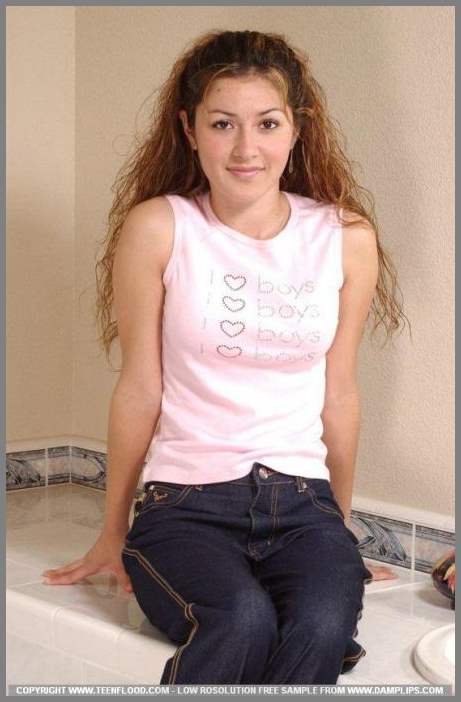 Девственница и ее волосатые заросли между ног