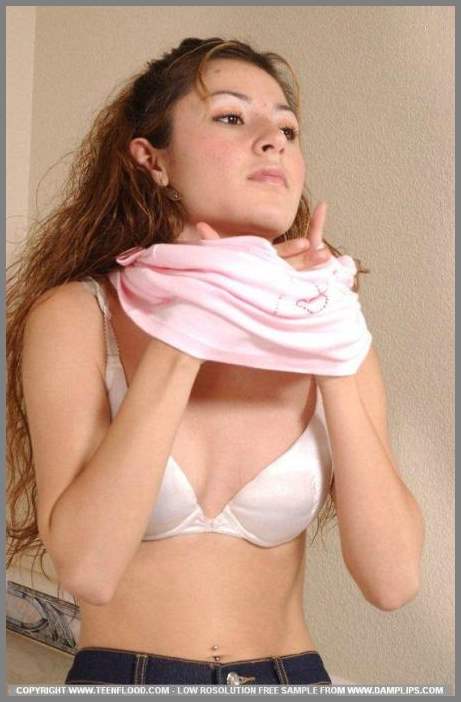 Девственница и ее волосатые заросли между ног