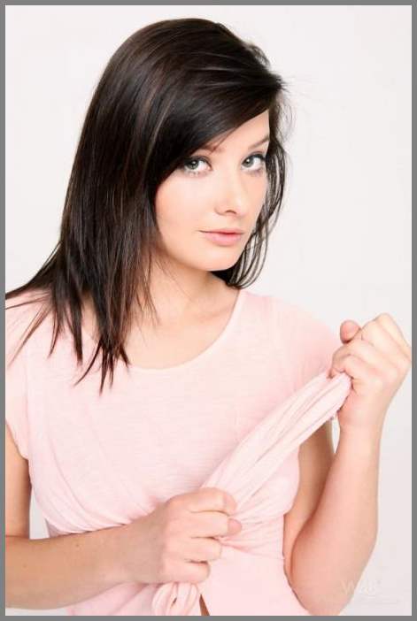 Застенчивая брюнетка