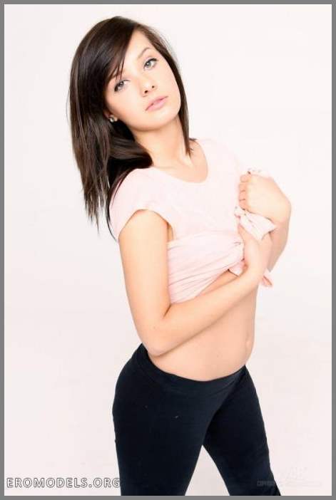 Застенчивая брюнетка