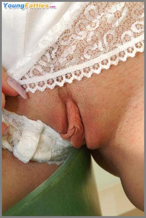 Прокладка между ног грязная