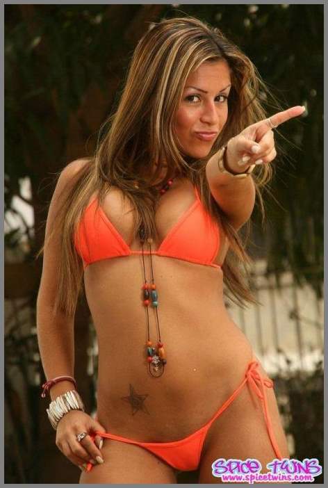 Красивая секси брюнетка