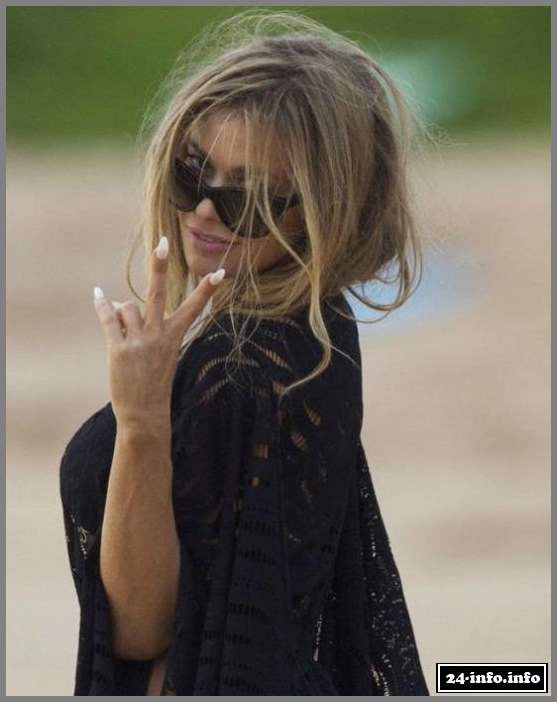 41-летняя Кармен Электра в бикини