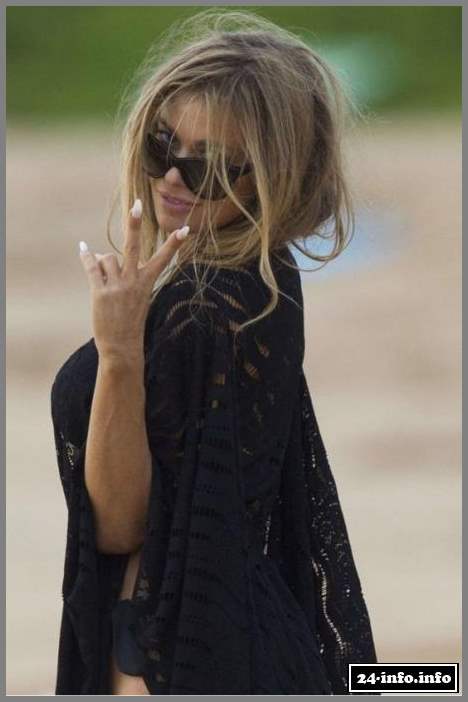 41-летняя Кармен Электра в бикини