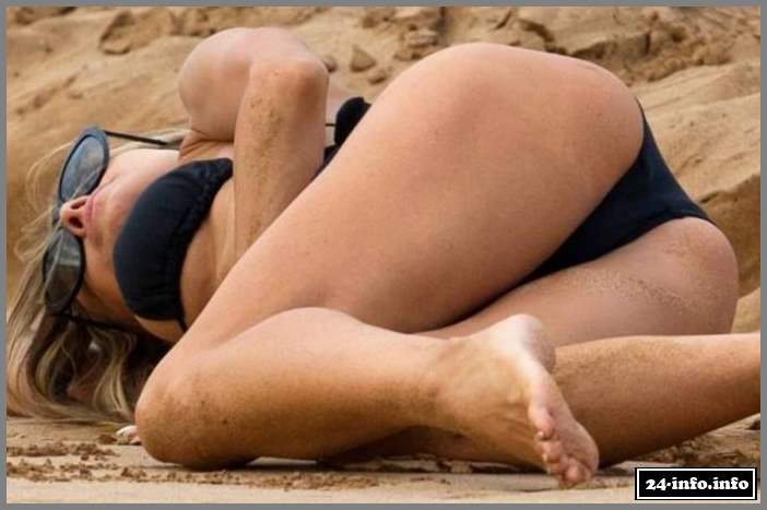 41-летняя Кармен Электра в бикини