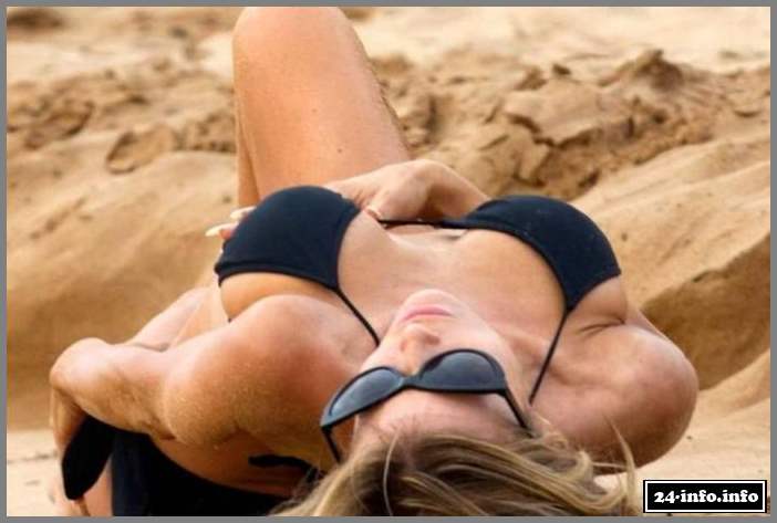 41-летняя Кармен Электра в бикини