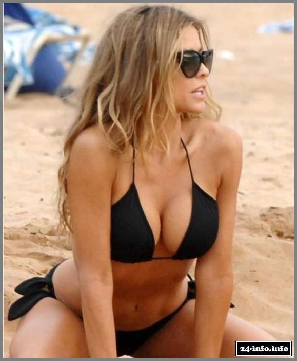 41-летняя Кармен Электра в бикини