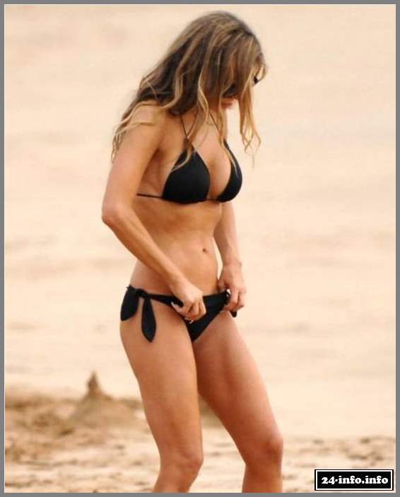 41-летняя Кармен Электра в бикини