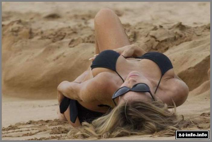 41-летняя Кармен Электра в бикини