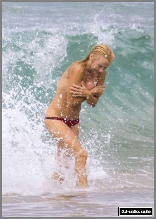 Памела Андерсон решила искупаться топлес