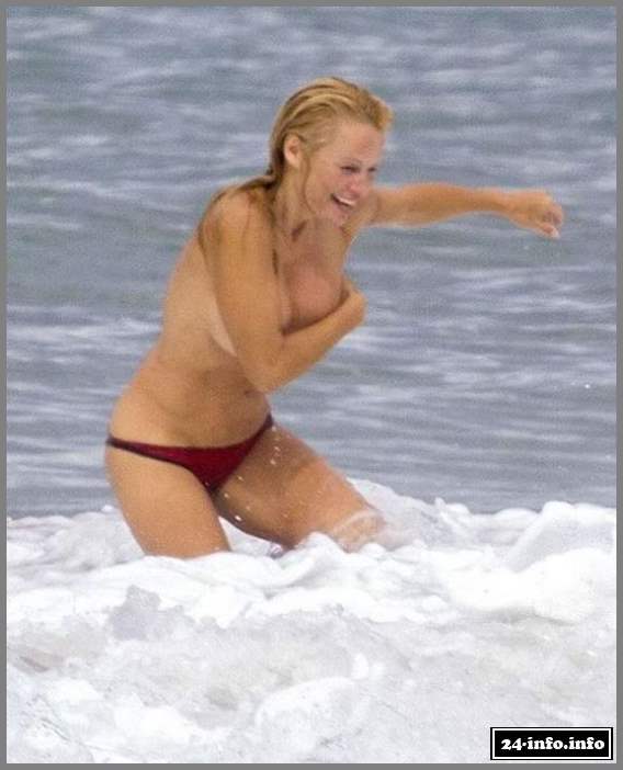 Памела Андерсон решила искупаться топлес